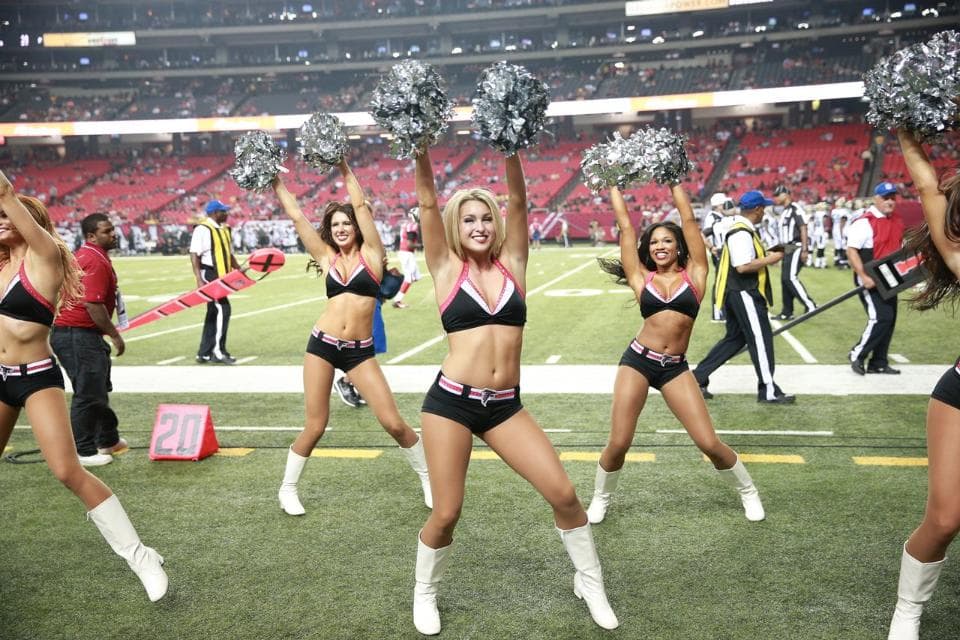 Ella es una chica muy dinámica y su belleza ha deslumbrado a los fans durante tres temporadas con los Atlanta Falcons, checa algunas imágenes de la sexy Brianna.