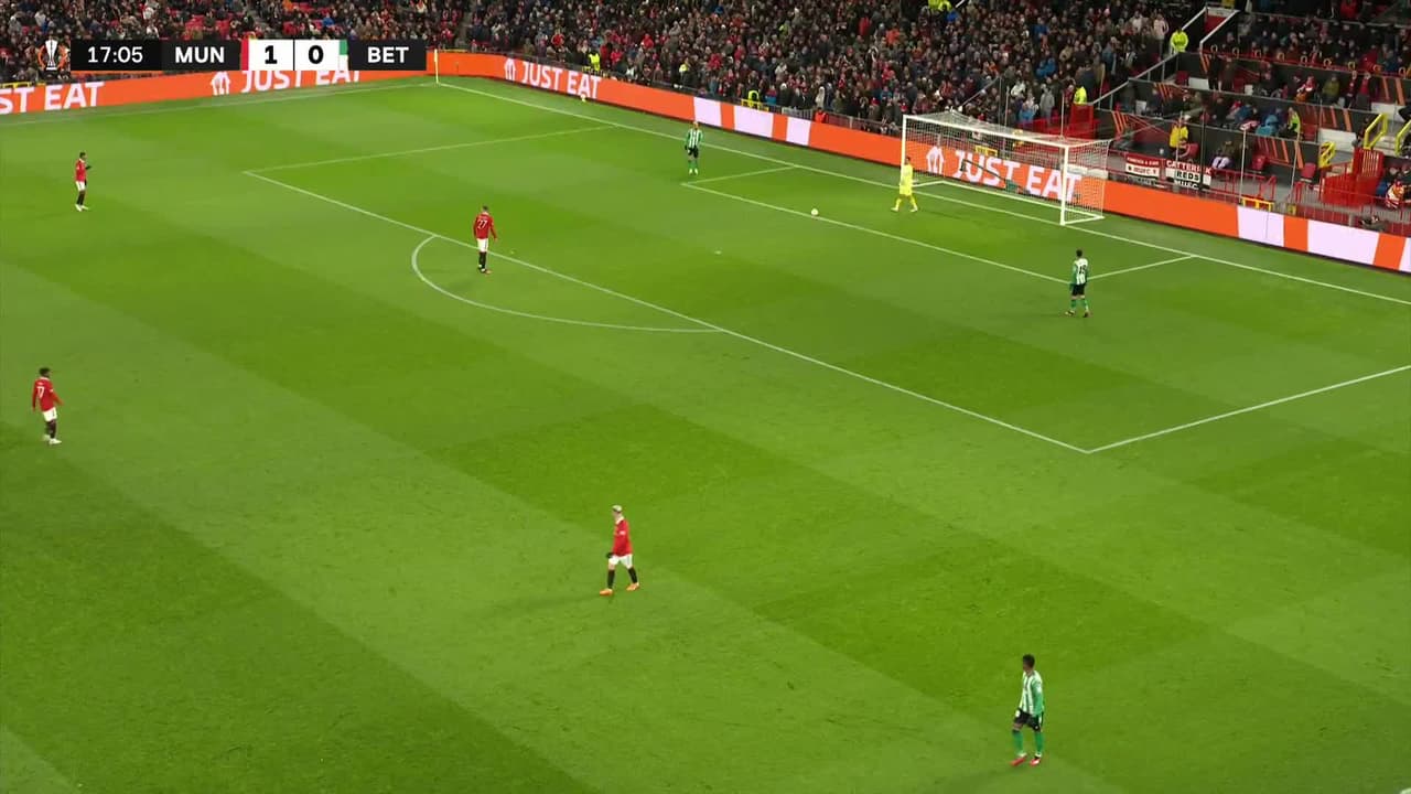 ¡TIRO ATAJADO! disparo por Marcus Rashford.