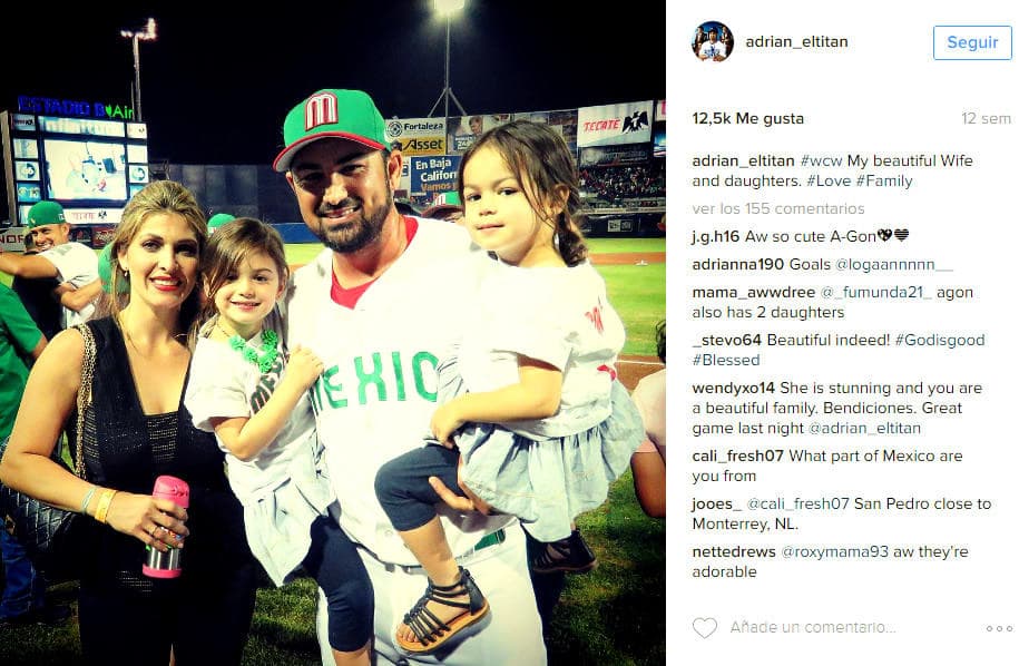 El 'Titán' Adrián González al lado de su esposa e hijas.