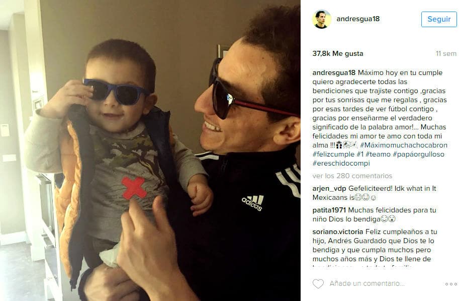 Andrés Guardado contento con su hijo Máximo.