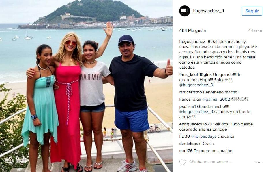 Hugo Sánchez pasando un momento a gusto con sus esposa y sus dos hijas.