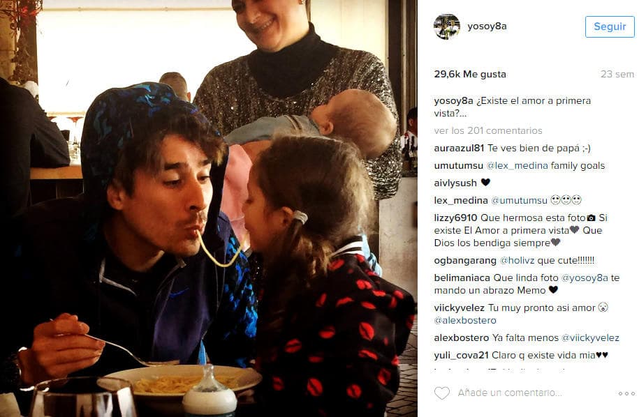 Guillermo Ochoa compariendo la comida con su pequeña.