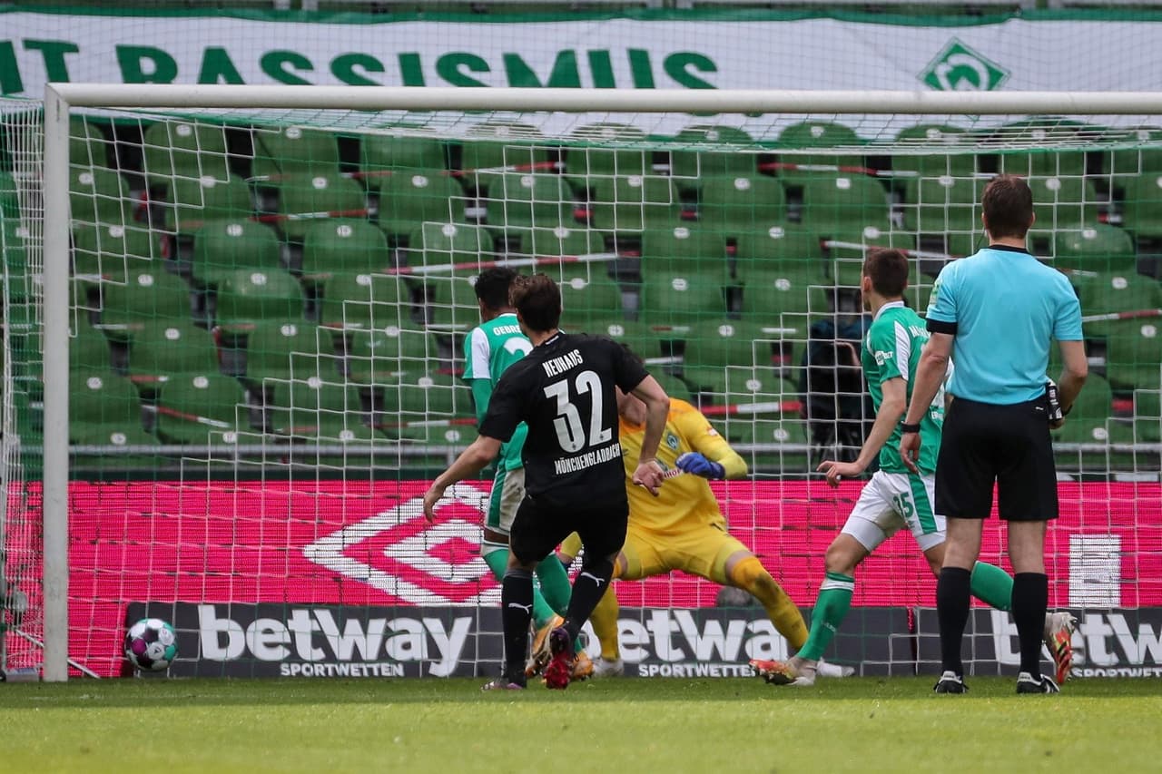 Koln 1-0 Schalke, Unione Berlín 2-1 RB Leipzig, Hoffenheim 2-1 Hertha Berlín, Bayern Múnich 5-2 Augsburg, Borussia Dortmund 3-1 Bayer Leverkusen, Eintracht Frankfurt 3-1 Freiburg, Stuttgart 0-2 Arminia Bielefeld, Wolfsburg 2-3 Mainz y Werder Bremen 2-4 Borussia Moenchengladbach.