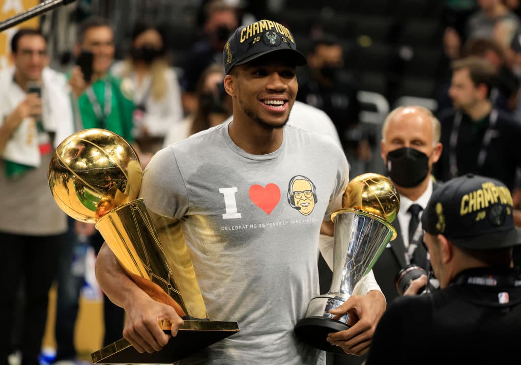 Giannis Antetokounmpo cuenta con familia de sangre mexicana