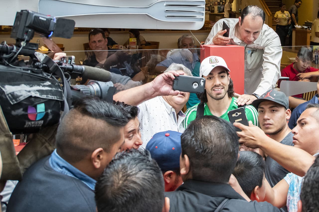 Una gran cantidad de reporteros y camarógrafos, así como de aficionados, estuvieron presentes en el Aeropuerto Internacional de la Ciudad de México donde este lunes arribaron varios miembros del Tri, además del Gerardo 'Tata' Martino y algunos directivos, luego de la consecución del título de la Copa Oro 2019 al vencer 1-0 a Estados Unidos en la Gran Final el domingo en Chicago.