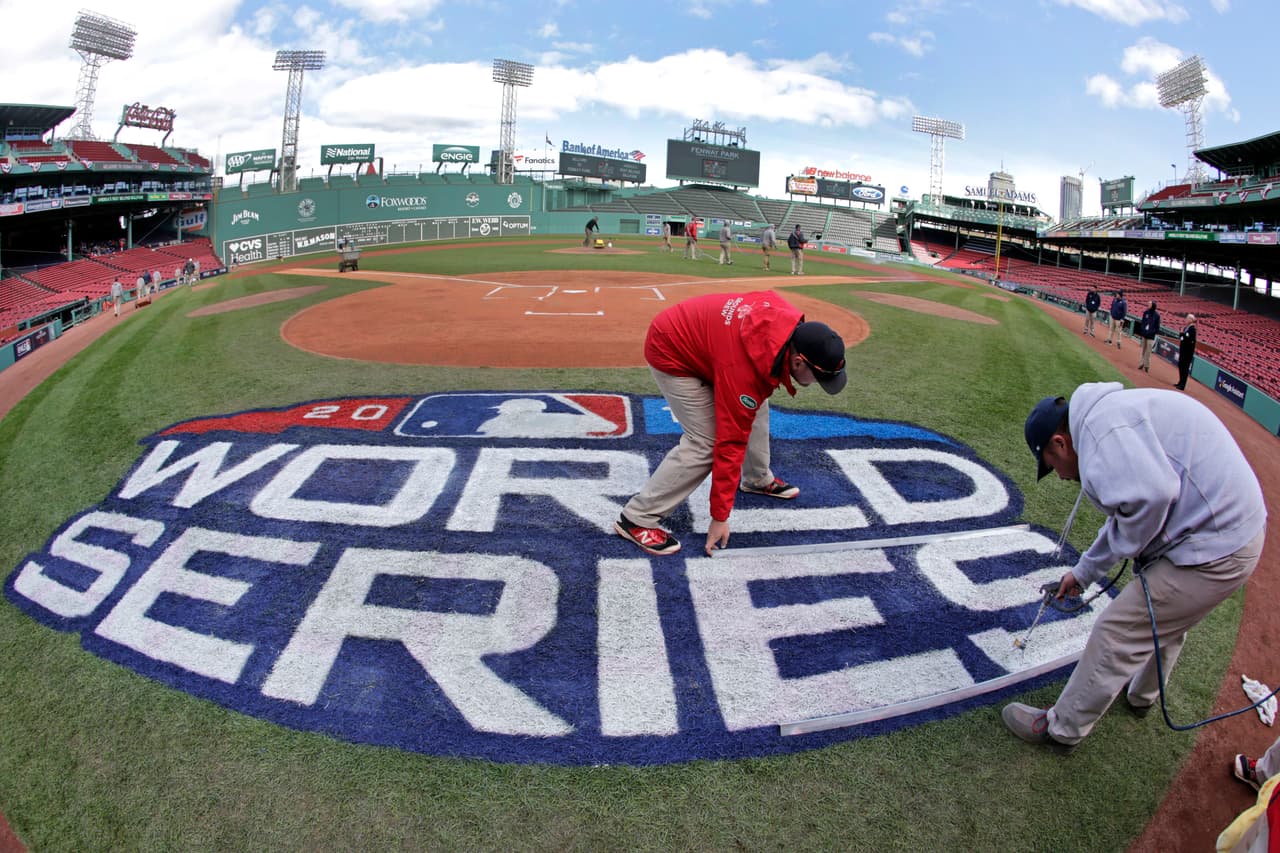 Los preparativos para albergar la segunda Serie Mundial desde 2013 iniciaron en Fenway Park, pues los Boston Red Sox esperan a los LA Dodgers para la edición 2018 del Clásico de Otoño este martes.