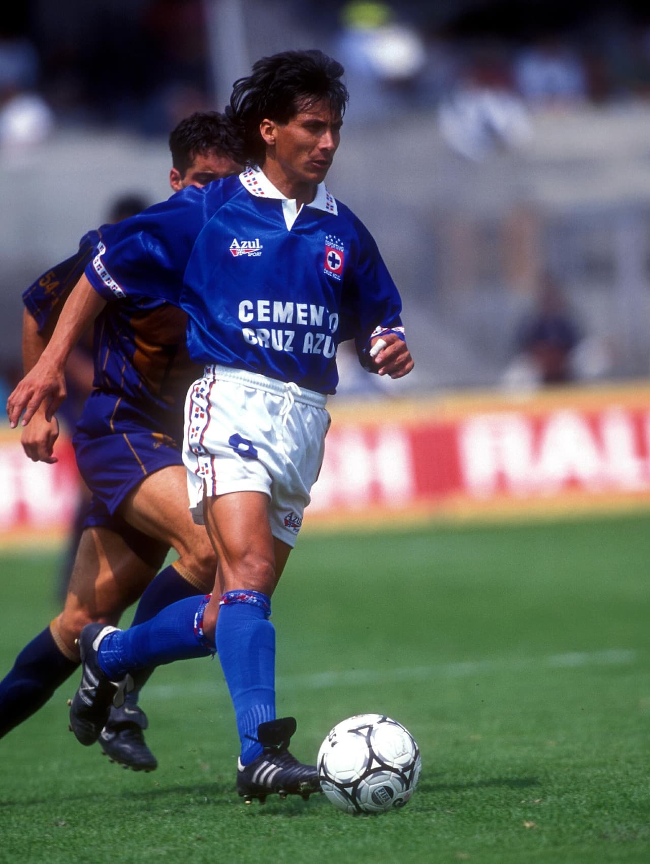 Un año después de cubrirse de gloria con el León, fichó por el Cruz Azul.