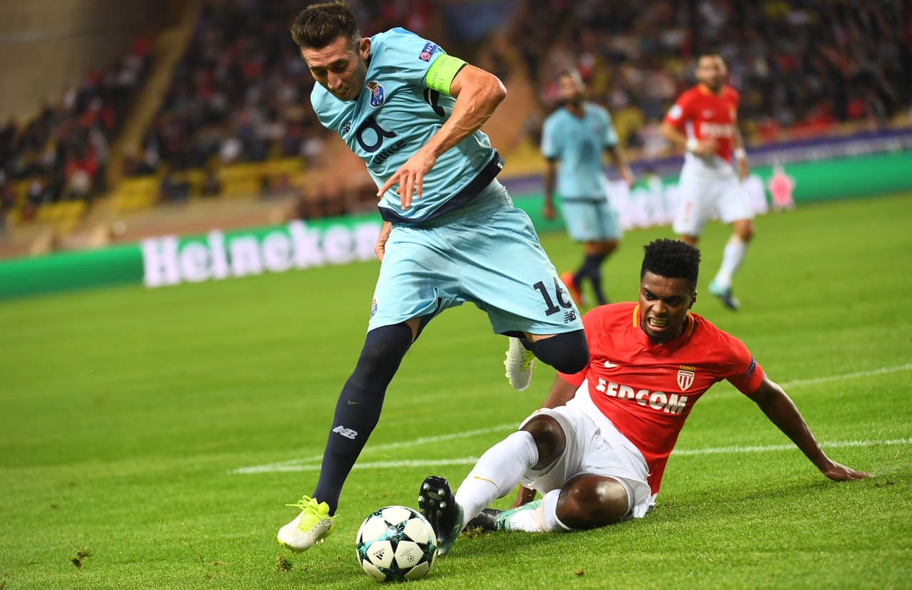 Herrera se consolidó como el mejor hombre de la cancha en defensa y en ataque, muy completo para el Porto.