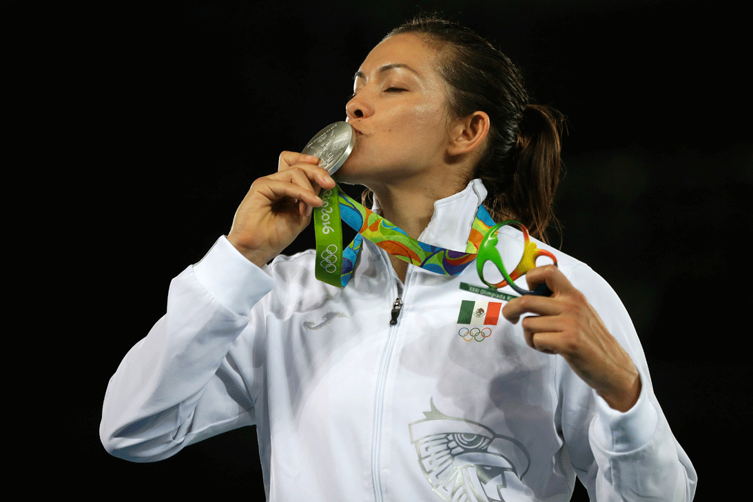 <b>María del Rosario Espinoza:</b> La taekwondoín mexicana era una de las esperanzas del país para llevarse una medalla en Rio 2016 y cumplió. Espinoza obtuvo la medalla de plata y con esto se convirtió en 
<a href="http://www.univision.com/deportes/juegos-olimpicos-rio-2016/maria-espinoza-la-mejor-deportista-femenil-en-la-historia-de-mexico-gana-plata-en-rio">la atleta mexicana más ganadora de todos los tiempos</a> al sumar su tercera presea olímpica.
