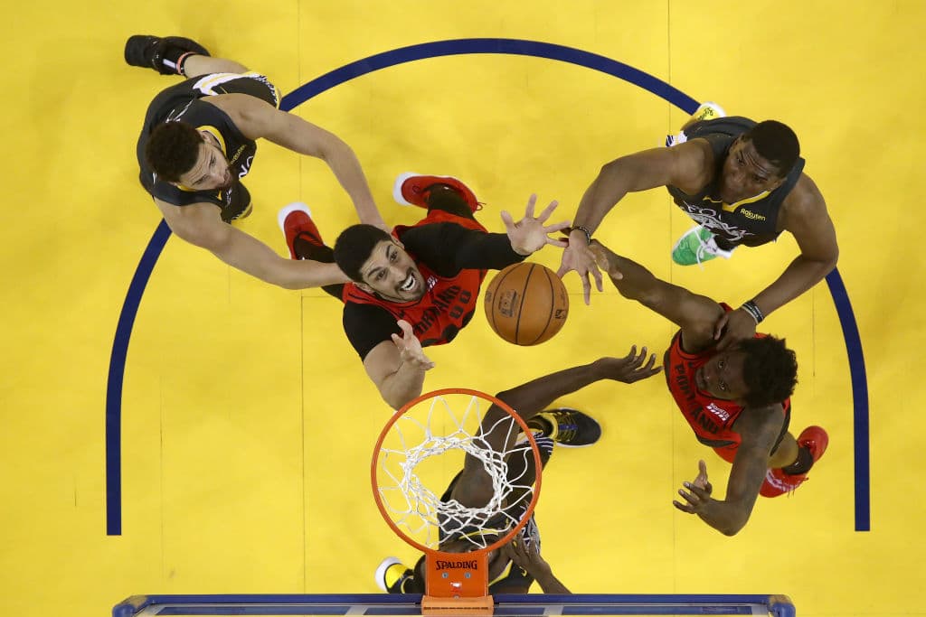 Con 37 Puntos Stephen Curry rescató de una posible derrota a los Golden State Warriors al llevarse el Juego 2 de la Final de la Conferencia del Oeste en Oracle Arena por 114-111 sobre unos Portland Trail Blazers que dieron un gran juego, pero que no fue suficiente para arrancarle la victoria a los campeones de la NBA. Tuvo Portland ventaja de 15 puntos al medio tiempo y de ocho en el cuarto periodo, pero todo se derrumbó para los visitantes.