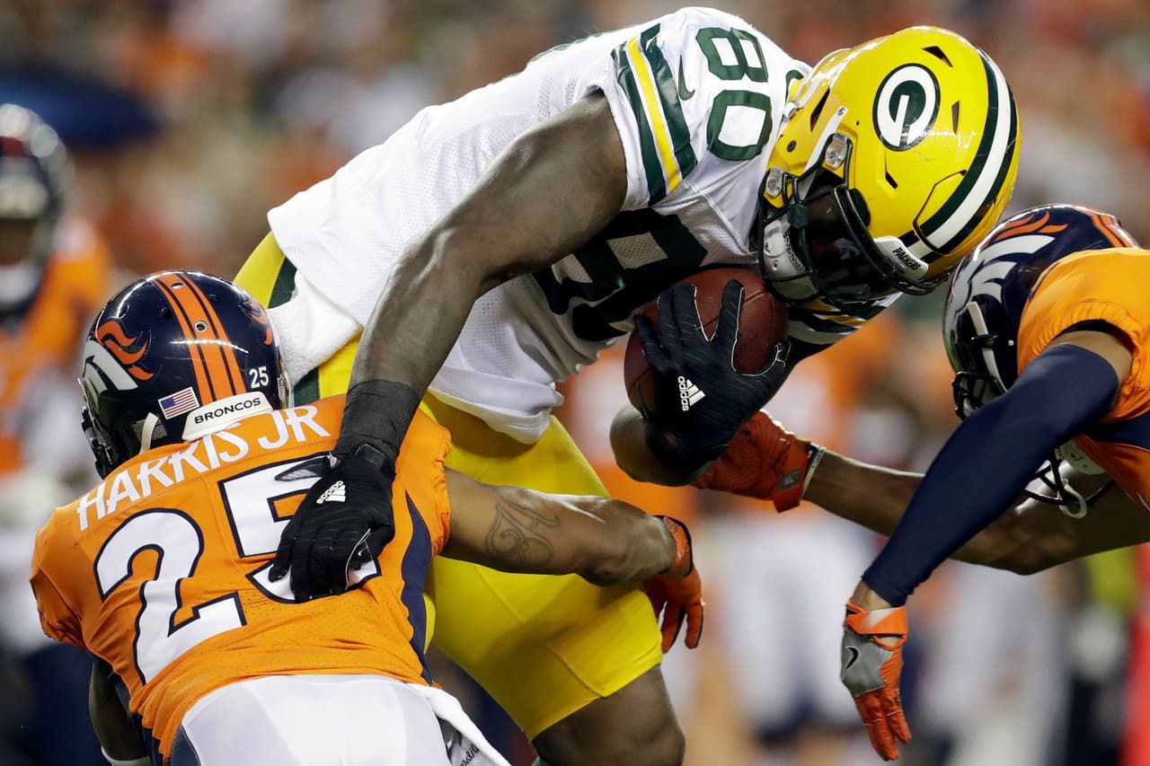 9. Martellus Bennett | Green Bay Packers
<br>
<br>Suplió a la perfección al lesionado Rob Gronkowski el año pasado con los Patriots. Si fue un par de manos seguras para Tom Brady, ¿por qué no lo será para Aaron Rodgers? La única desventaja, en términos del Fantasy, es que tiene mucha competencia interna con los receptores abiertos del equipo, sin embargo, este veterano merece el beneficio de la duda.