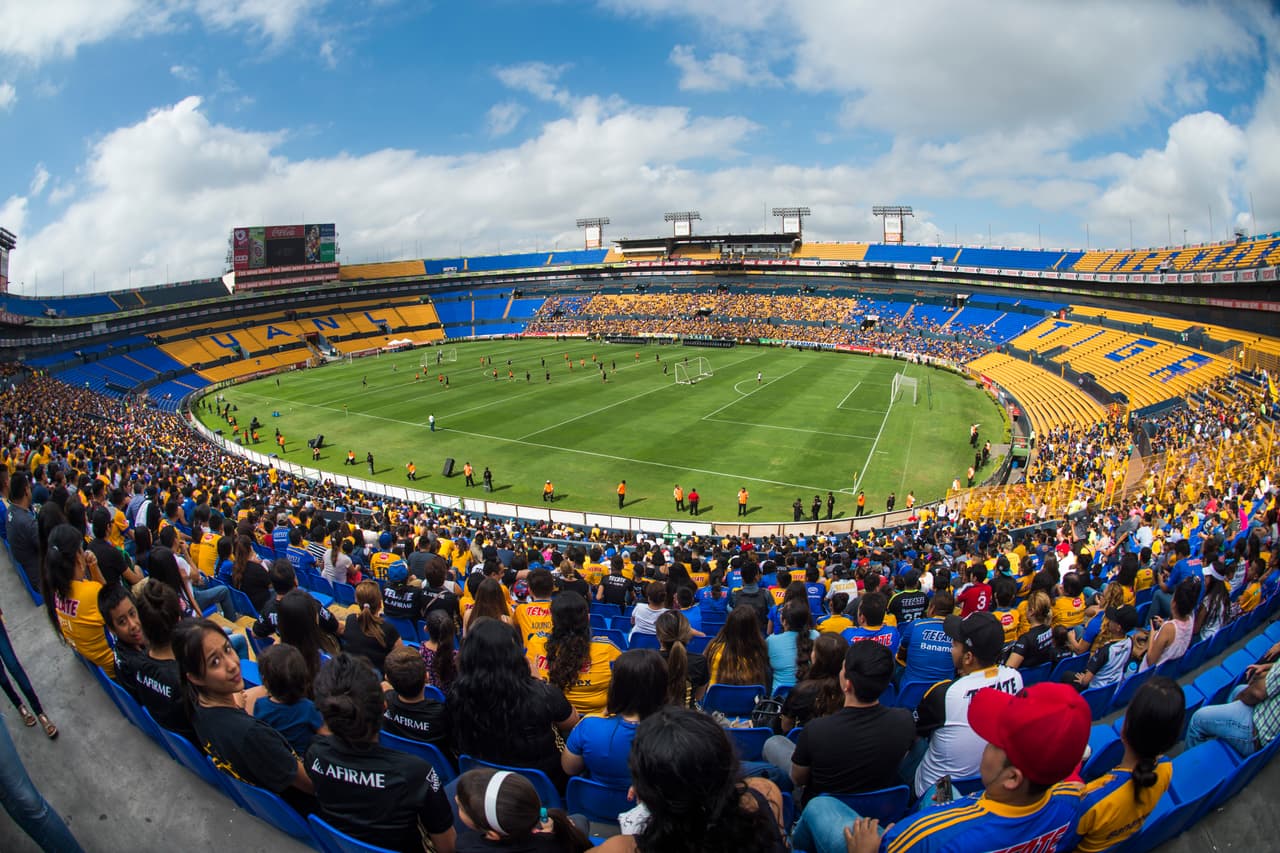 El estadio se vistió de nuevo para la fiesta, en esta ocasión la de la colaboración.