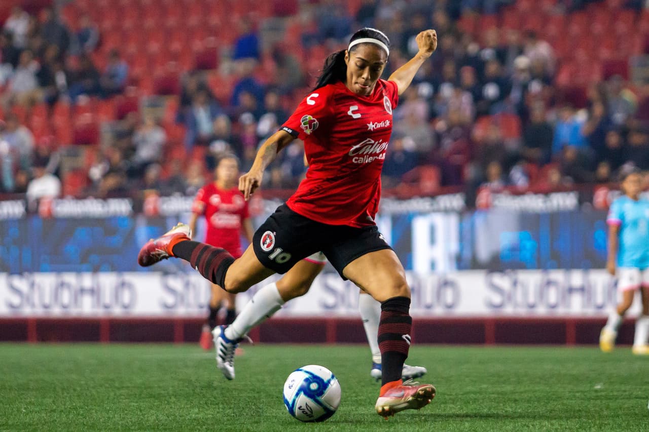Renae Cuellar es jugadora que, a pesar de haber nacido en Estados Unidos, es mexicana y juega para el Tri femenino. Su club es Tijuana y es delantera. Renae regresa de maternidad, y sin embargo es convocada para representar a México en el Preolímpico.