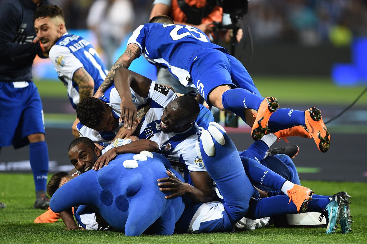 Héctor Herrera, Diego Reyes y Jesús Corona celebraron el título de campeones con Oporto en Portugal y lo hicieron en medio del triunfo contra Feirense en el estadio Do Dragao.