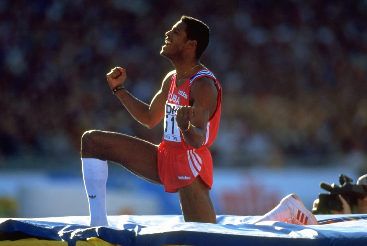 Con su 1,95 de estatura y 81 kilogramos, Javier Sotomayor dominó el salto alto durante la década de los 90.