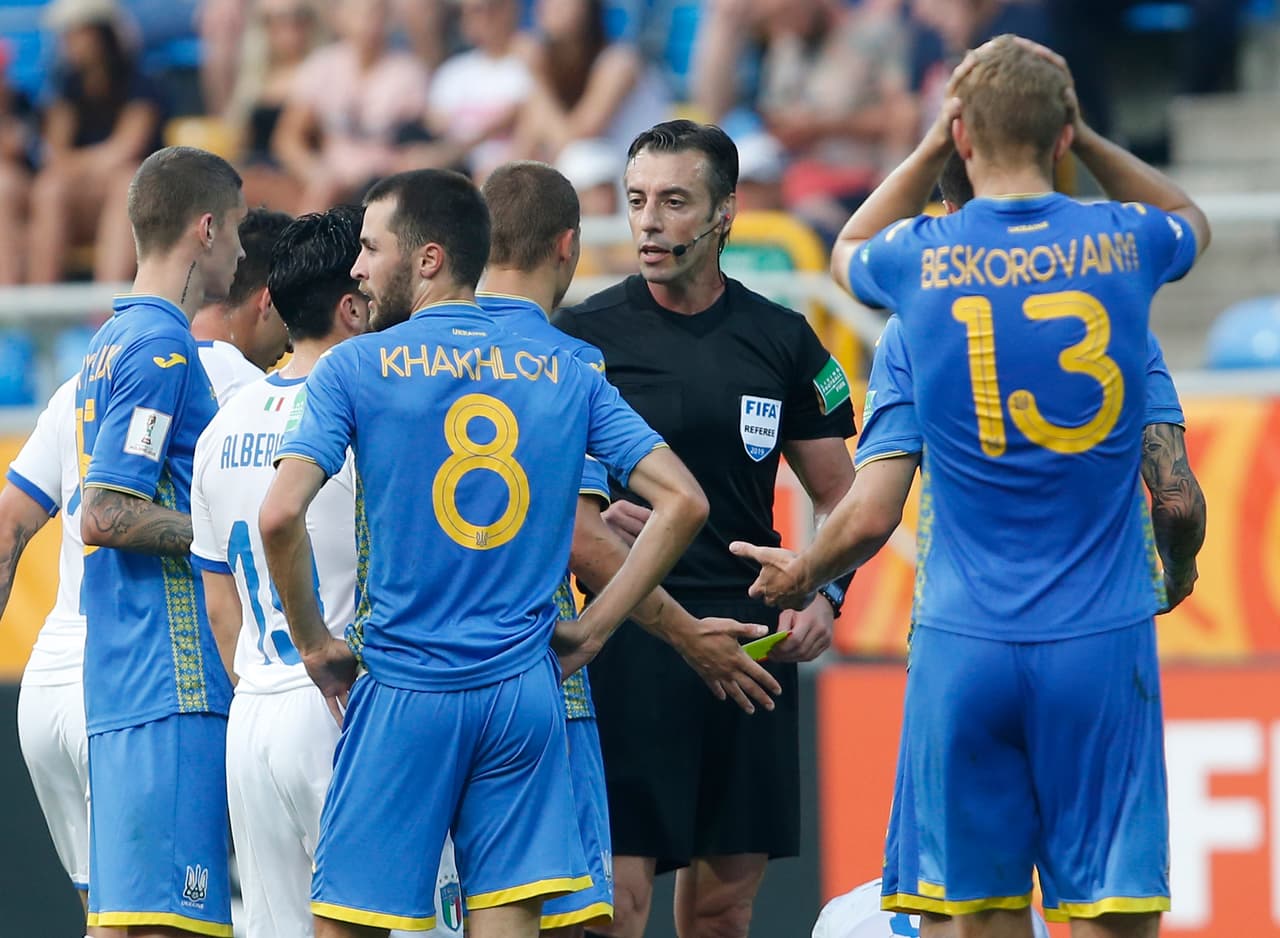 Justo después de perderse un gol insólito, Ucrania recibió otra mala noticia cuando el central expulsó a Popov por doble amarilla tras un manotazo al rostro de un italiano.