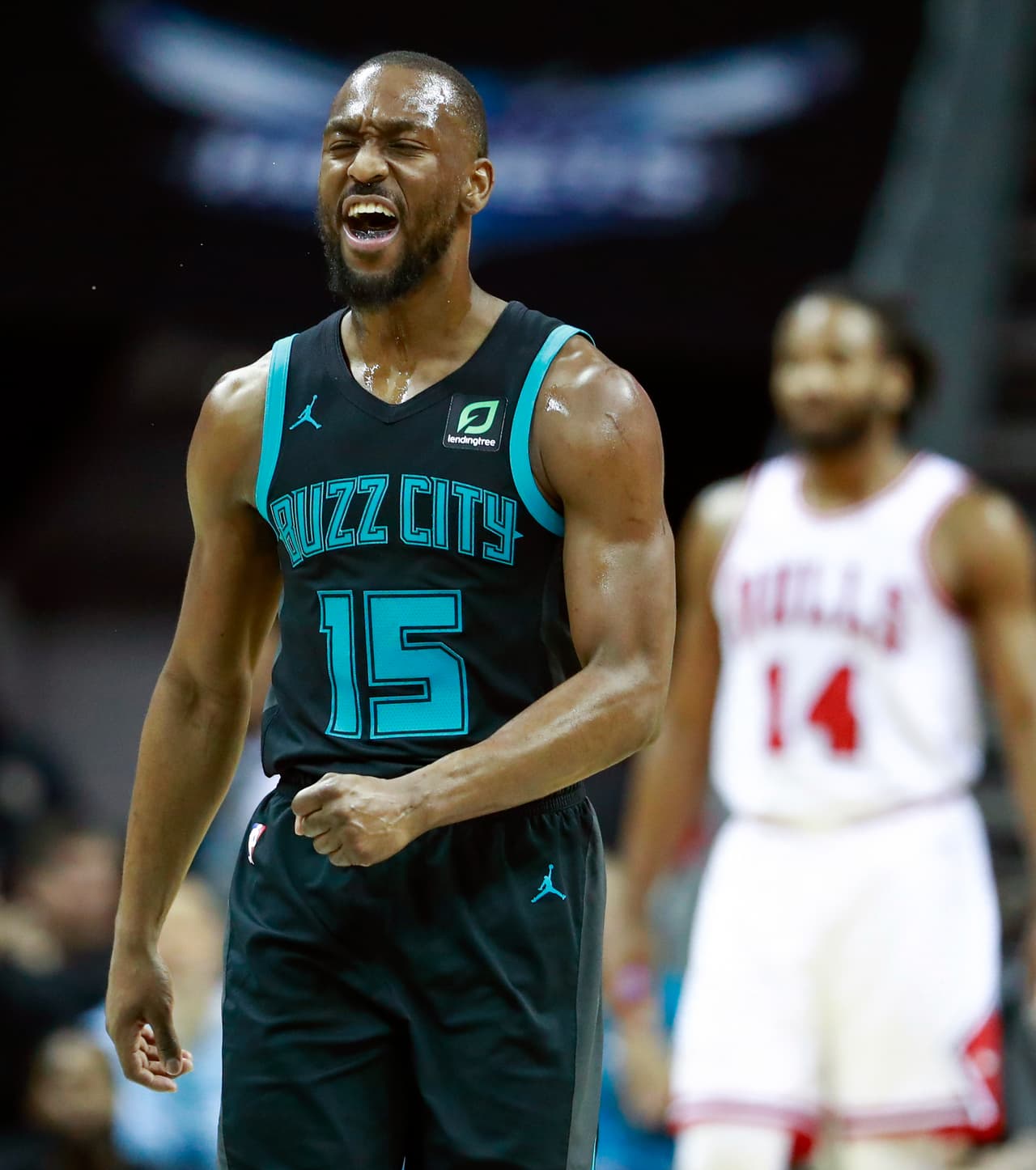 Kemba Walker (izquierda) aportó 37 puntos y 10 asistencias para Charlotte Hornets que venció en casa 125-118 a Chicago Bulls.