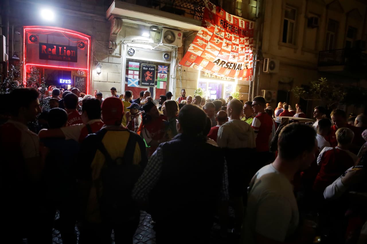 Dos hinchas tailandeses de Arsenal con camisetas de Mkhitaryan caminaban con un seguidor de Chelsea, cuando fueron parados brevemente por la policía de Azerbaiyán cerca de la costa. No estaba claro si las camisetas fueron la razón, y se les permitió seguir su camino.