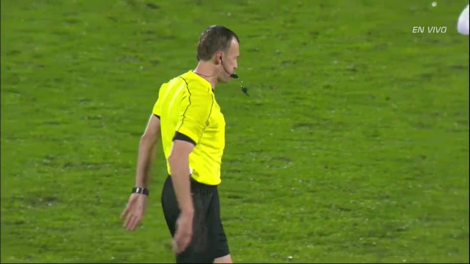 Se acabó. El árbitro da por terminado el partido.