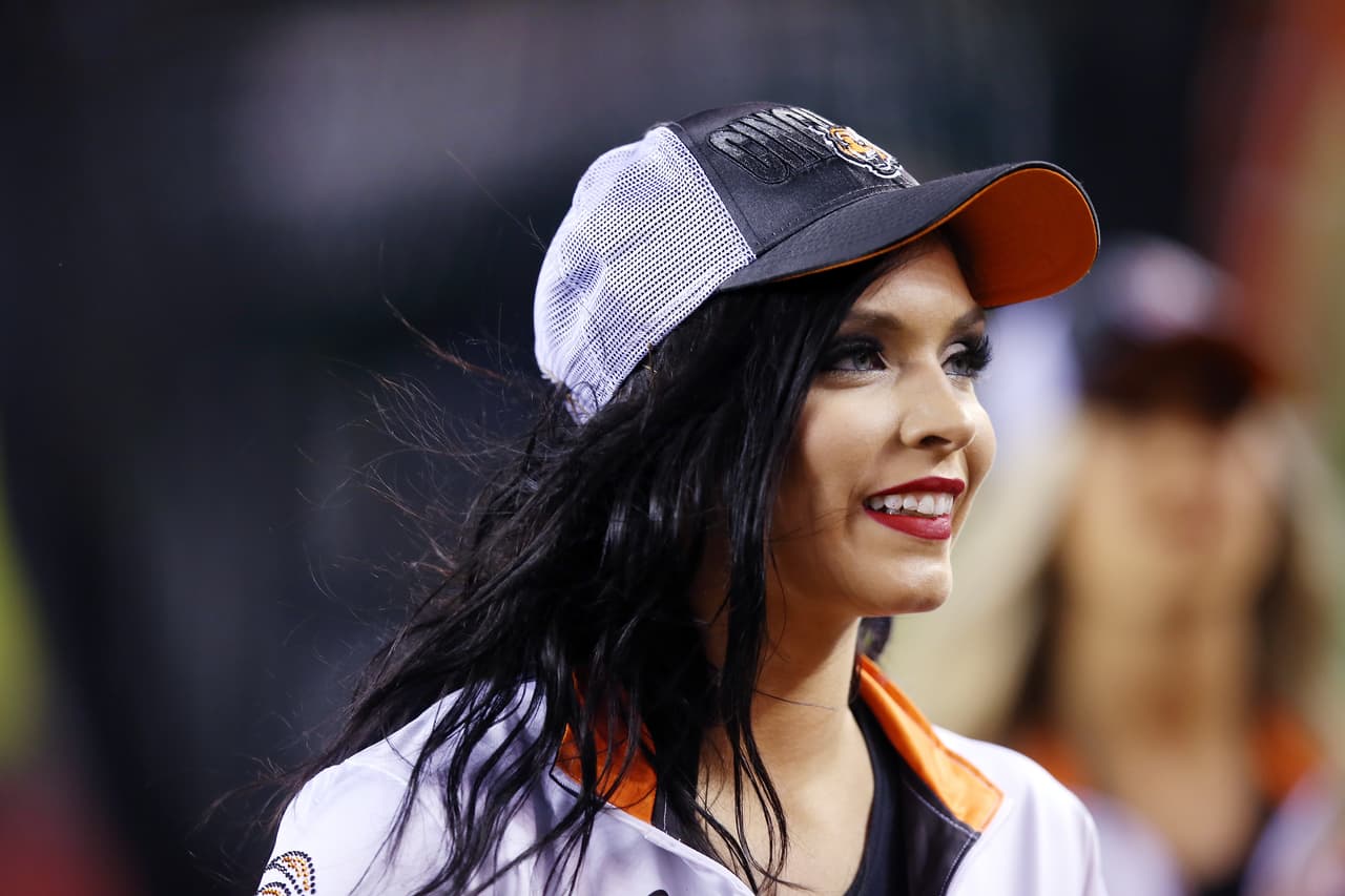 Las porristas se lucieron para animar a sus equipos durante la Ronda de Comodines. Checa las mejores imágenes de estas bellezas del emparrillado.