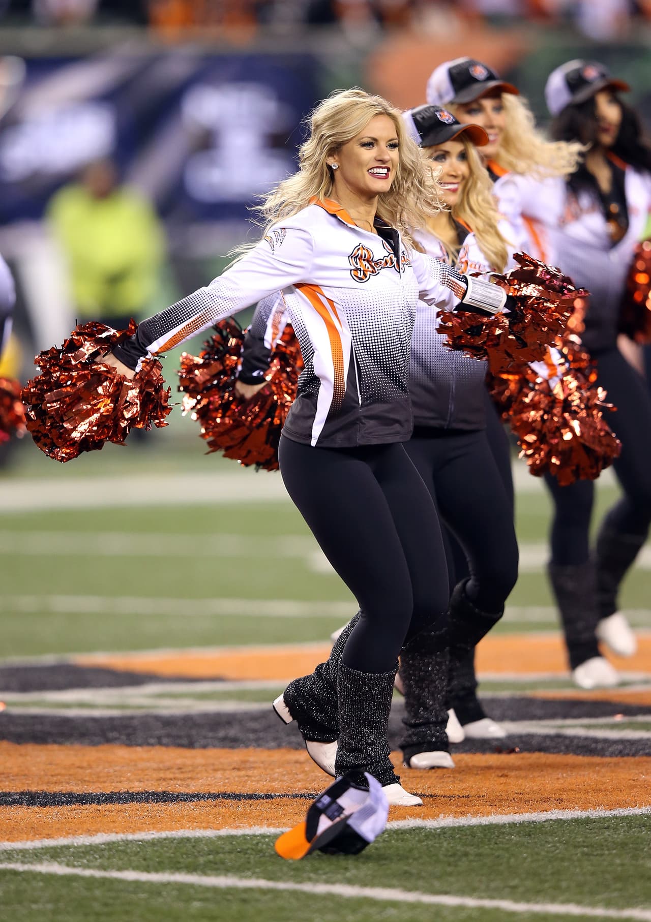 Las porristas se lucieron para animar a sus equipos durante la Ronda de Comodines. Checa las mejores imágenes de estas bellezas del emparrillado.