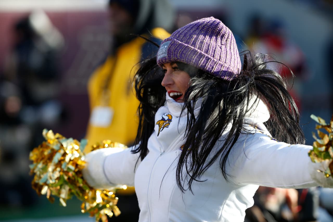 Las porristas se lucieron para animar a sus equipos durante la Ronda de Comodines. Checa las mejores imágenes de estas bellezas del emparrillado.