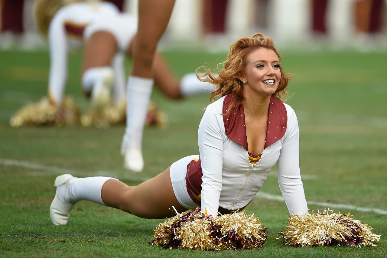 Las porristas se lucieron para animar a sus equipos durante la Ronda de Comodines. Checa las mejores imágenes de estas bellezas del emparrillado.