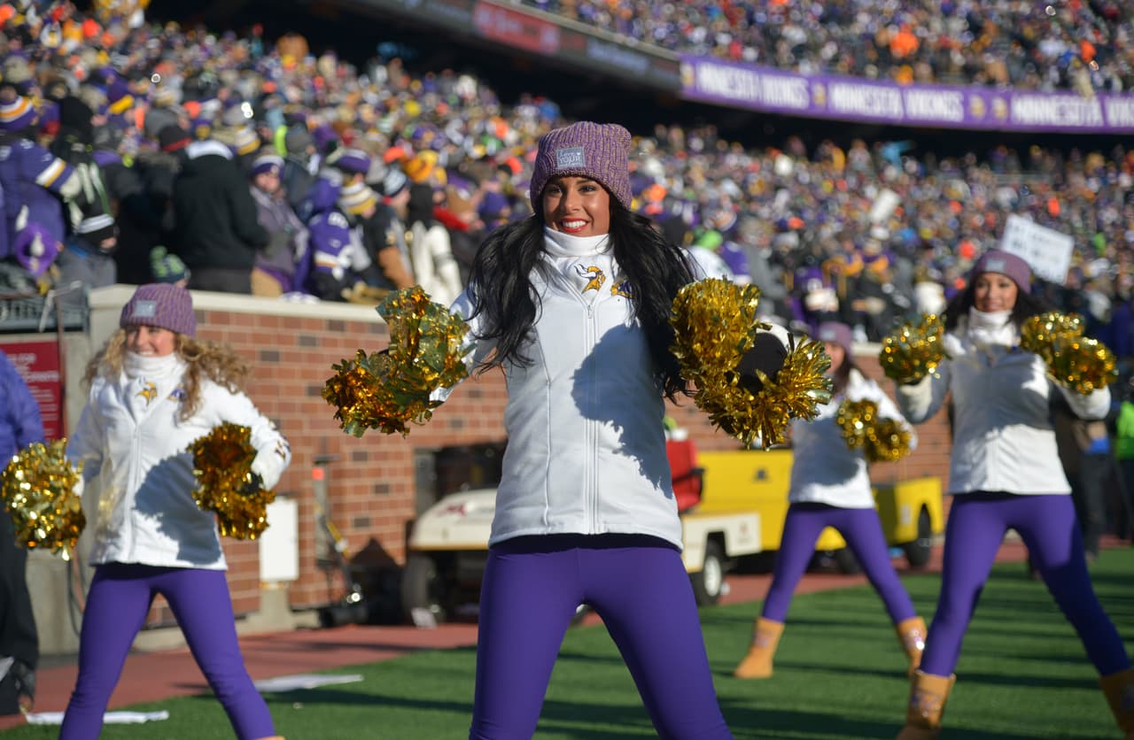 Las porristas se lucieron para animar a sus equipos durante la Ronda de Comodines. Checa las mejores imágenes de estas bellezas del emparrillado.