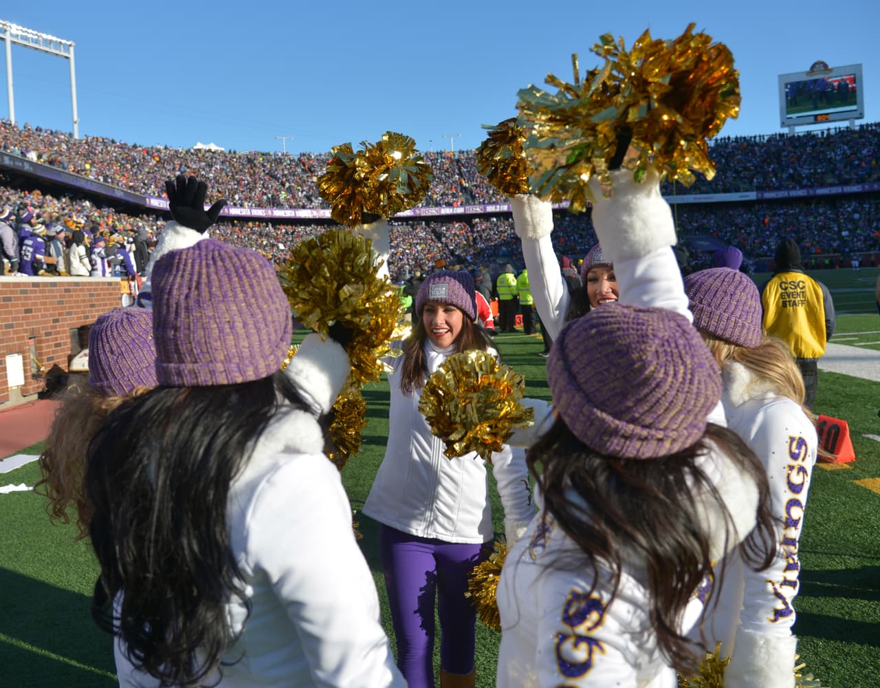 Las porristas se lucieron para animar a sus equipos durante la Ronda de Comodines. Checa las mejores imágenes de estas bellezas del emparrillado.