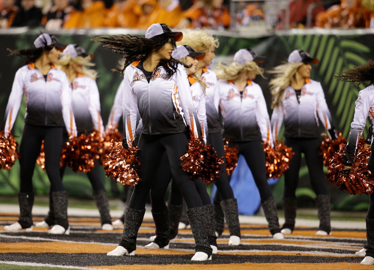 Las porristas se lucieron para animar a sus equipos durante la Ronda de Comodines. Checa las mejores imágenes de estas bellezas del emparrillado.
