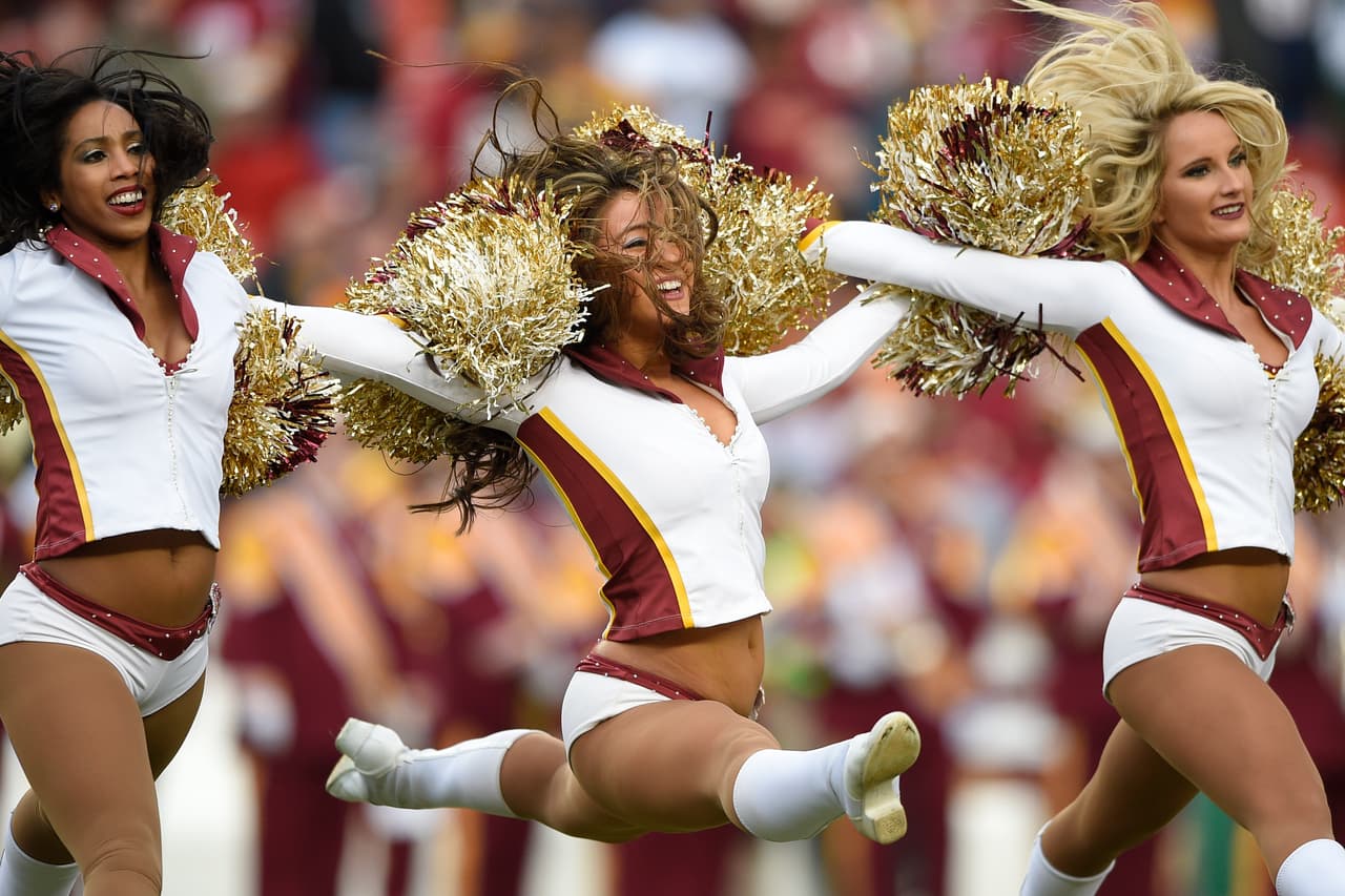 Las porristas se lucieron para animar a sus equipos durante la Ronda de Comodines. Checa las mejores imágenes de estas bellezas del emparrillado.