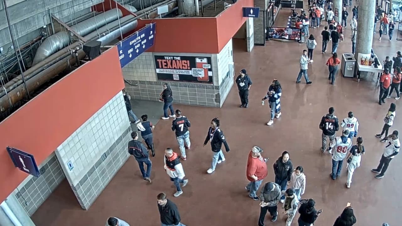 Exempleado es acusado de intentar abusar de un menor durante un juego de NFL en el estadio NRG de Houston 
