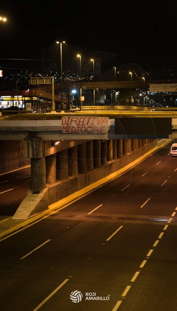 Los fanáticos de Monarcas expresaron su molestia con la situación del equipo colgando mantas en los alrededores del Estadio Morelos.