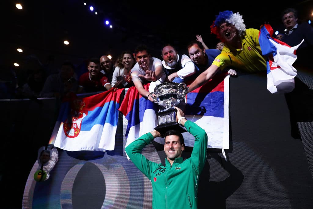 Con una gran remontada, Djokovic vence al austriaco Dominic Thiem con parciales de 6-4 / 4-6 / 2-6 / 6-3 / 6-4 y, por octava ocasión, se lleva el Australian Open y vuelve a ser el número uno.