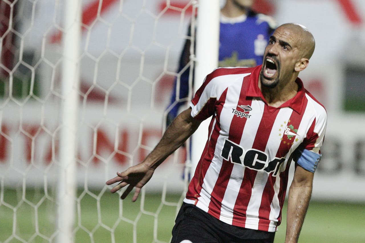 Verón regresará a las canchas en el duelo ante Leverkusen y 'Chicharito'