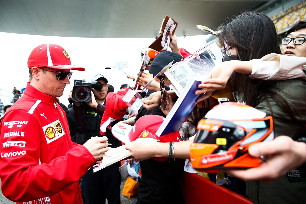 Los fanáticos asiáticos vivieron con emoción la llegada de los pilotos a la pista de Shanghai para la segunda carrera de la temporada de Fórmula 1 en el Gran Premio de China entre fotos y autógrafos.