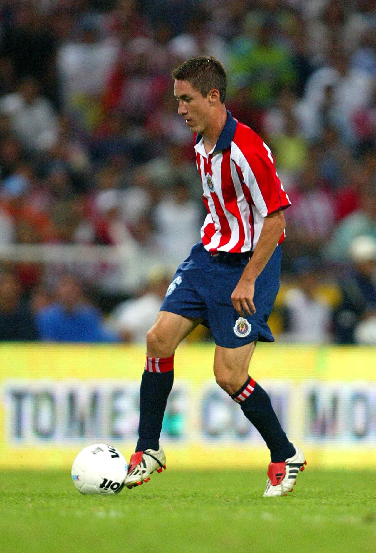 Con la compra del Guadalajara por Jorge Vergara, el primer uniforme rojiblanco de la nueva era no tenía ningún tipo de patrocinador. Era una camiseta 'limpia'.