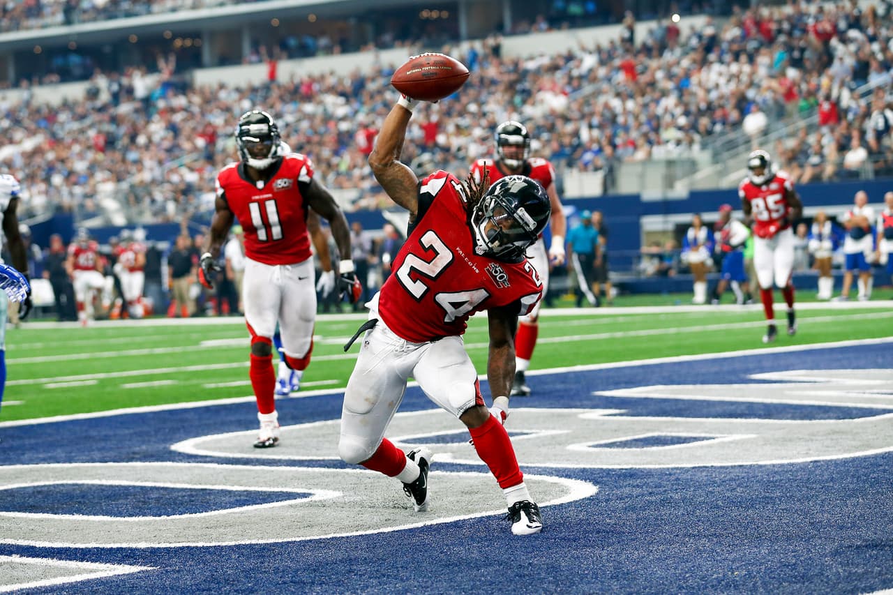 El corredor de Atlanta DEVONTA FREEMAN acarreó el ovoide para 141 yardas con tres touchdowns y el receptor de los Falcons JULIO JONES consiguió 12 atrapadas para 164 yardas con dos touchdowns. (Foto: AP-NFL).