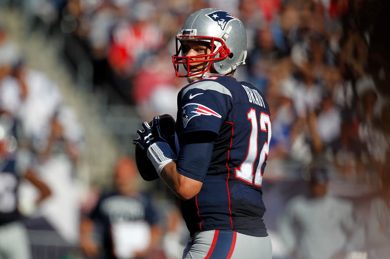 3.- El quarterback de New England TOM BRADY completó 33 de 42 pases (78.6%) para 358 yardas con dos touchdowns y sin intercepciones para un rating de pasador de 118.1 puntos en el triunfo de los Patriots 51-17 sobre Jacksonville. (Foto: AP-NFL).