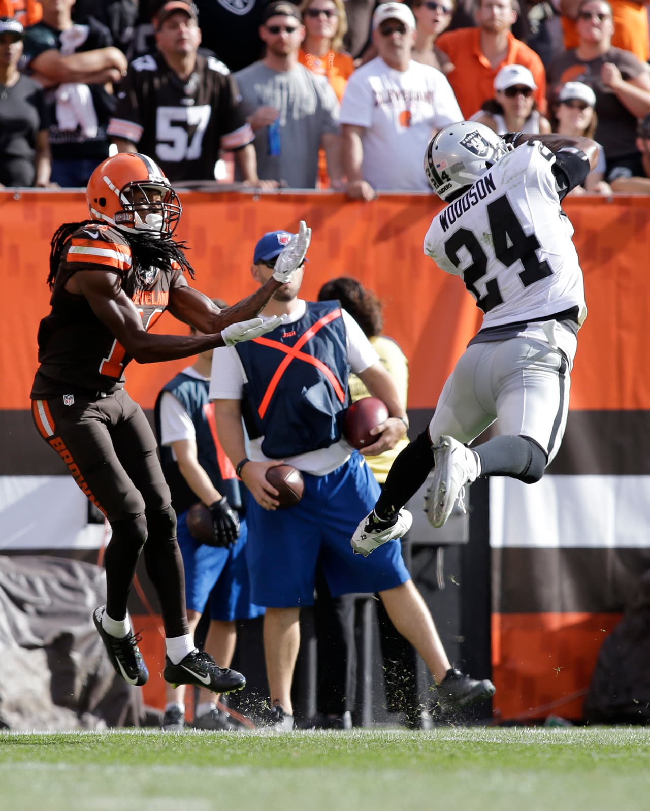 4.- El profundo de Oakland CHARLES WOODSON tuvo seis tackleadas y una intercepción que aseguró el triunfo con 38 segundo restando en el cuarto periodo de la victoria de los Raiders 27-20 en Cleveland. (Foto: AP-NFL).
