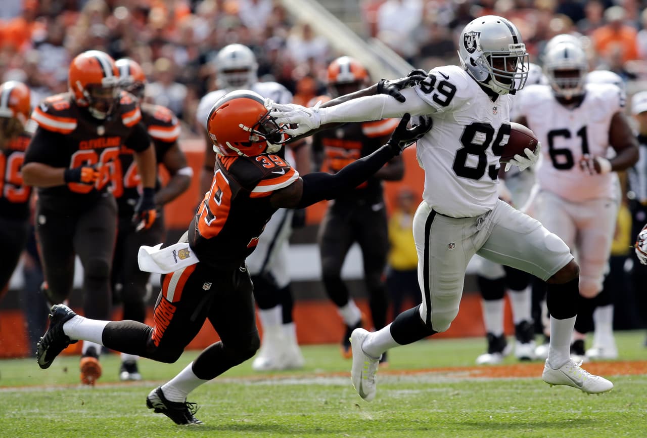 El receptor de los Raiders AMARI COOPER consiguió ocho atrapadas para 134 yardas contra los Browns. Cooper, quien consiguió 109 yardas recibidas la temporada pasada contra los Ravens. (Foto: AP-NFL).