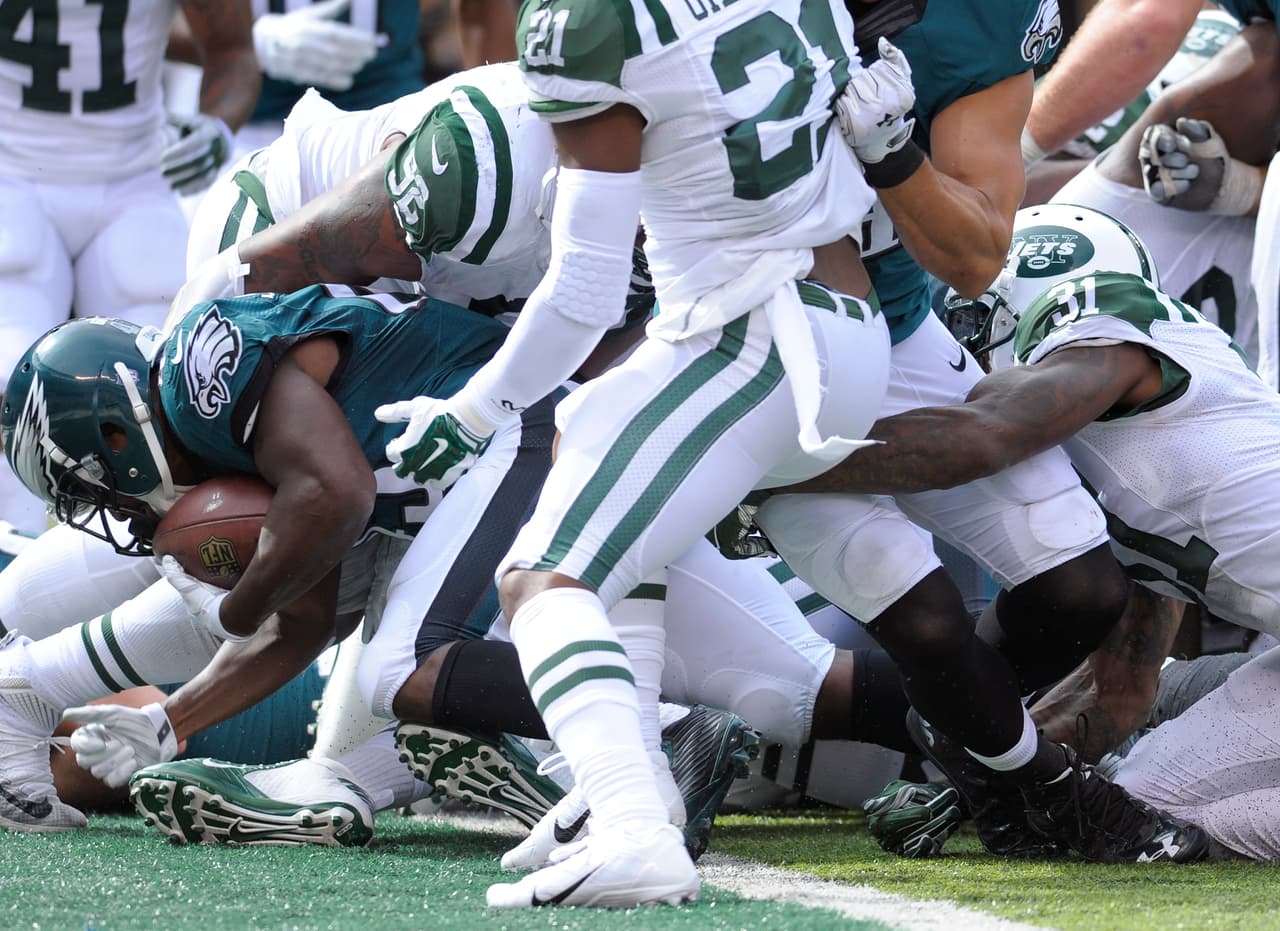 El actual corredor de los Eagles es el único jugador en la historia de la NFL con al menos 25 recepciones para touchdown (27), 15 acarreos para touchdowns (18) y cinco regresos de patada de despeje para touchdowns (seis). (Foto: AP-NFL).
