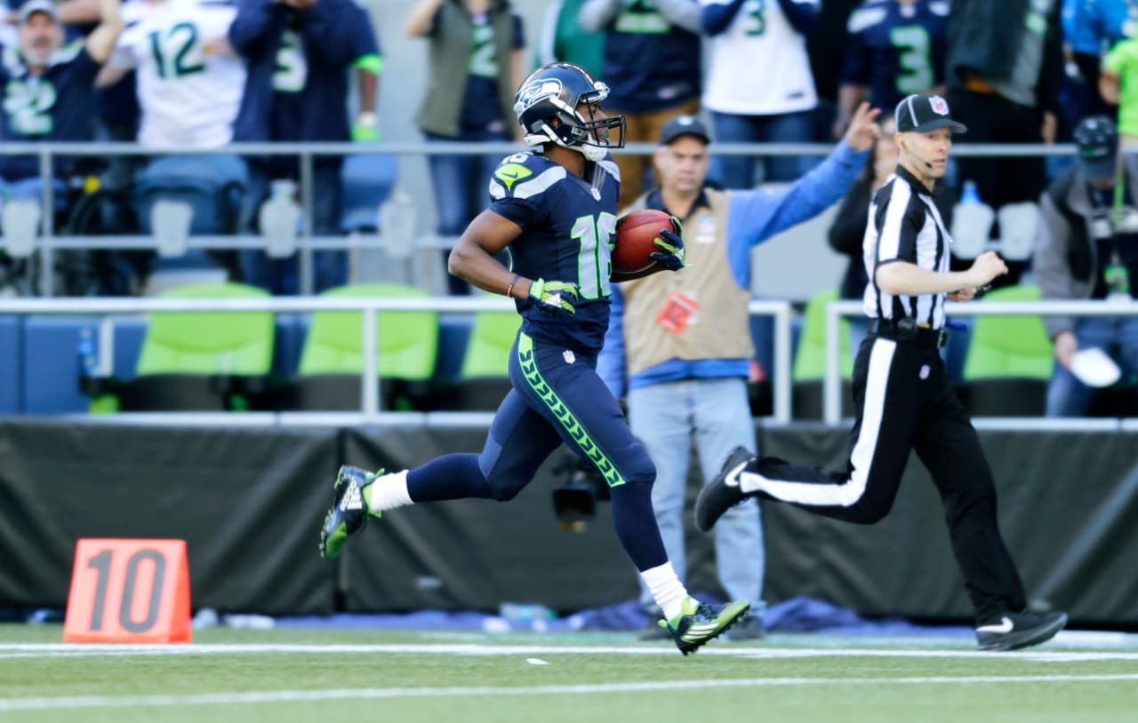 7.- El novato de Seattle TYLER LOCKETT regresó un kickoff 105 yardas para touchdown en el triunfo de los Seahawks 26-0 sobre Chicago. (Foto: AP-NFL).