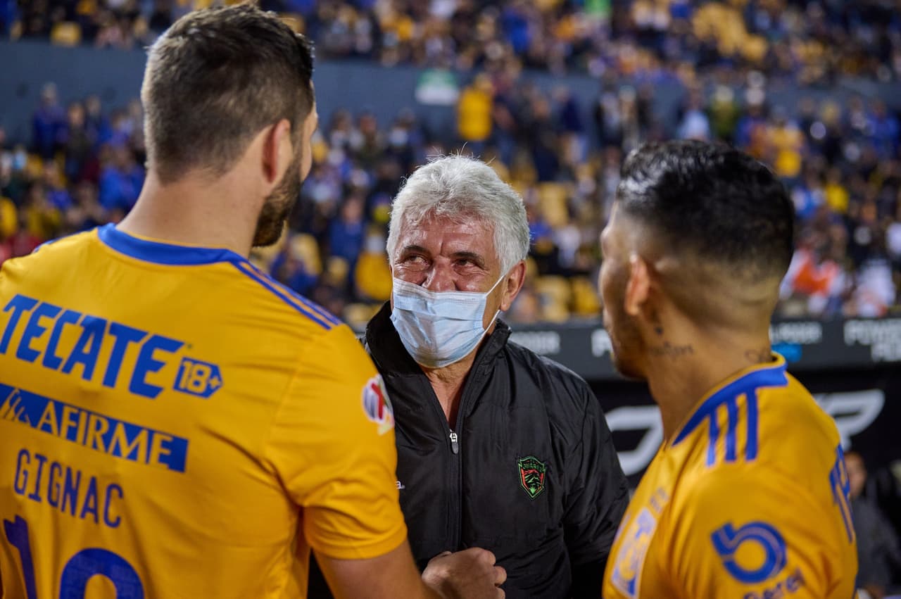 Los jugadores de Tigres se acercaron a saludar a 'Tuca' Ferretti.