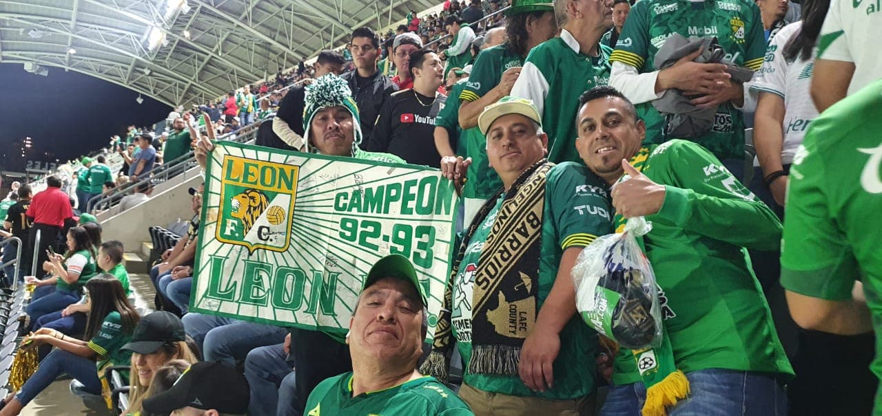 Los aficionadosa de León realizaron el viaje a Los Angeles para celebrar con su equipo el pase a la siguiente fase.