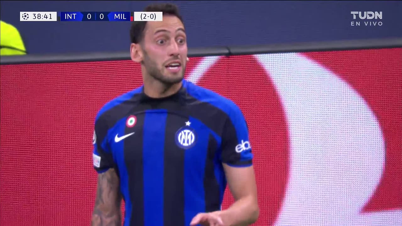 ¡TIRO ATAJADO! disparo por Edin Dzeko.