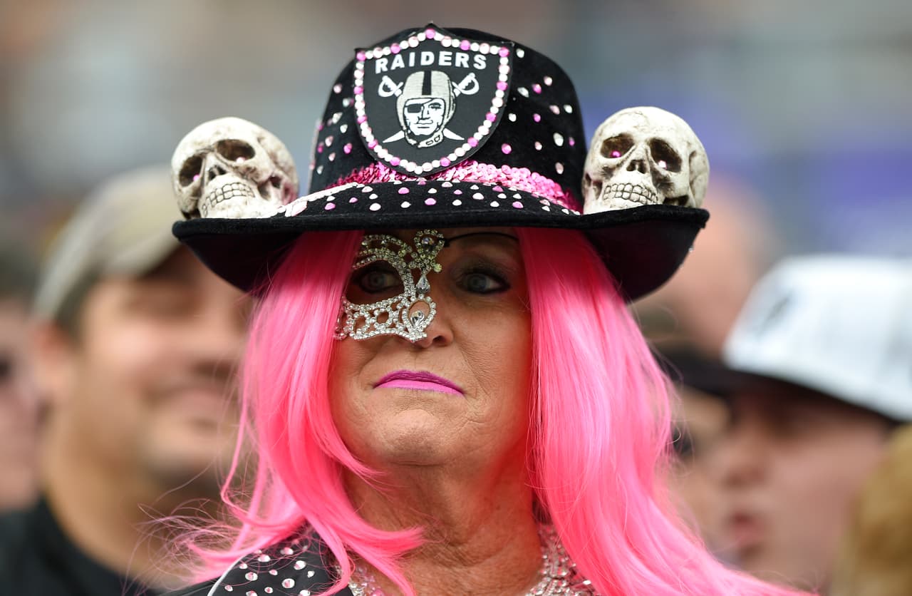 Los outfits, los gritos, las porras, carteles y autógrafos, todo lo que un fan NFL lleva a los partidos.