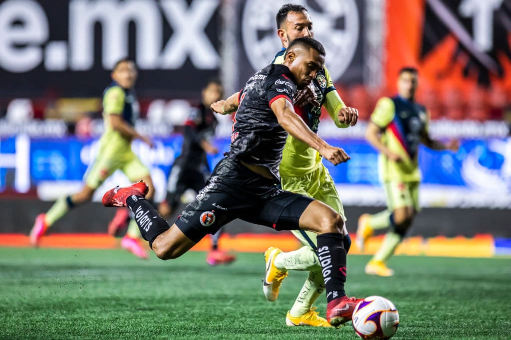 Las Águilas logran vencer 0-2 a Xolos con anotaciones de Pedro Aquino y Henry Martin. América ha conseguido ganar en cuatro de sus últimos cinco partidos. Tras perder el invicto, Xolos acumula tres partidos seguidos sin poder ver la victoria.