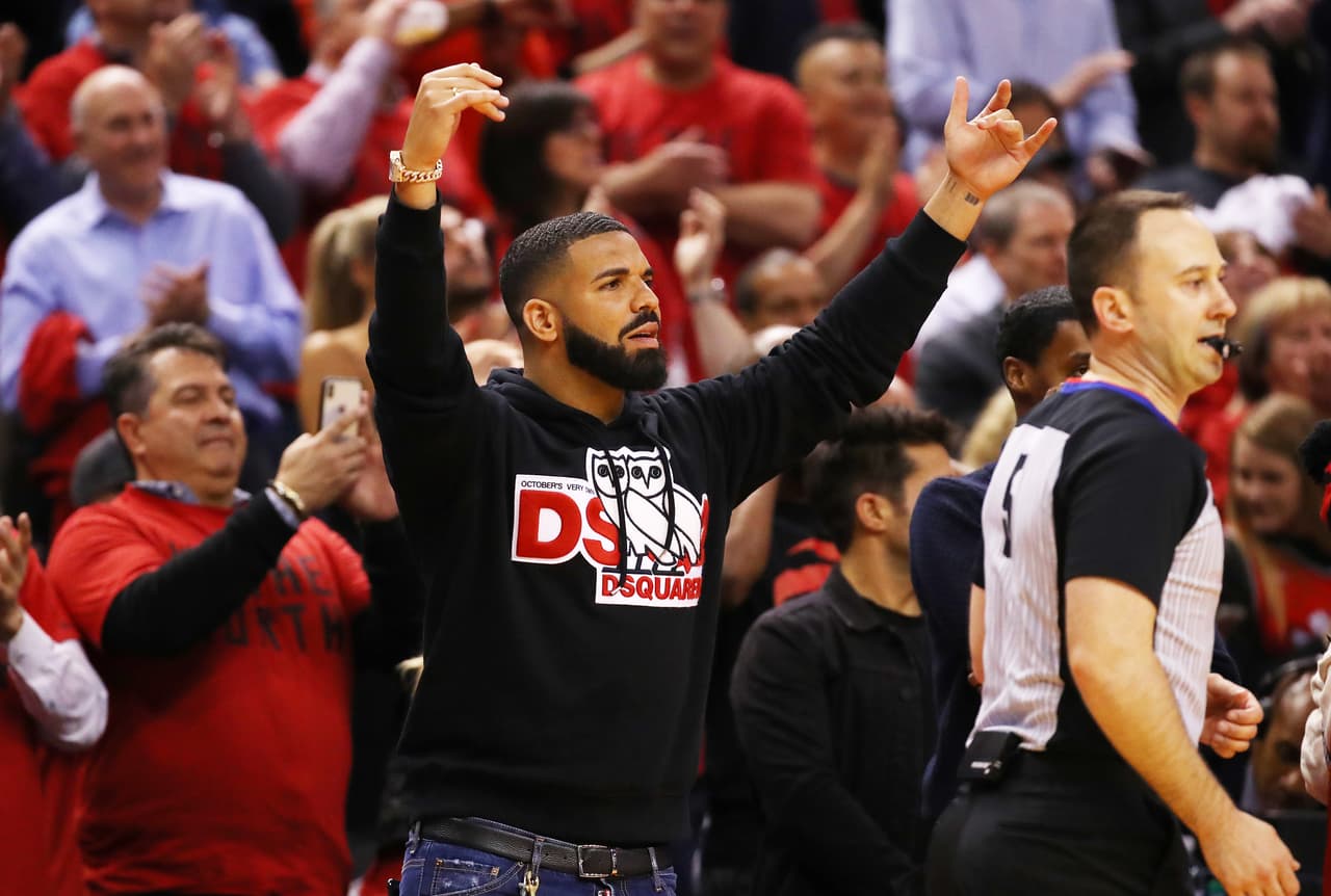 El rapero Drake, ferviente fanático de los Raptors, vivió con mucha pasión el Juego 4 de la Final de la Conferencia Este que dejó la serie igualada por 2-2. Los jugadas de Kyle Lowry, Kawhi Leonard, Serge Ibaka y Marc Gasol llevaron al artista a la emoción en el Scotiabank Arena. La ilusión por darle vuelta al global está más viva que nunca.