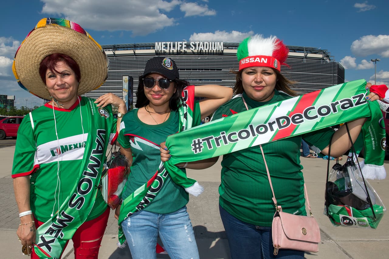 Cuernos, máscaras de lucha libre, maquillaje, banderas y disfraces fue sólo un poco del folclor vivido durante el partido amistoso del Tri.